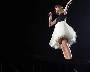 Taylor swift steht i ...