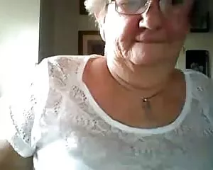 Oma zeigt grosse tit ...