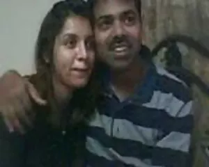 Indisches paar vor d ...