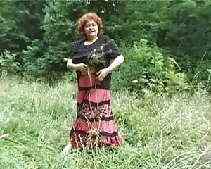 Oma in freier wildba ...