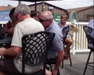 Strandbar kellnerin  ...