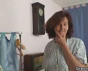 Einsame oma nimmt se ...