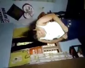 Das mädchen zeigt ei ...