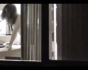 Fenster peep mädchen ...