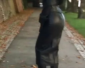 Schwarze kurze leder ...