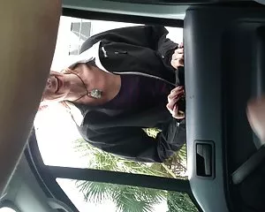 Mädchen will helfen  ...