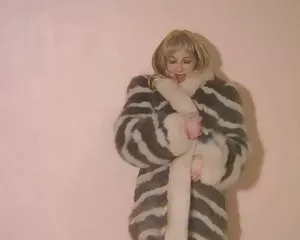 Pelzmantel fetisch 2 ...